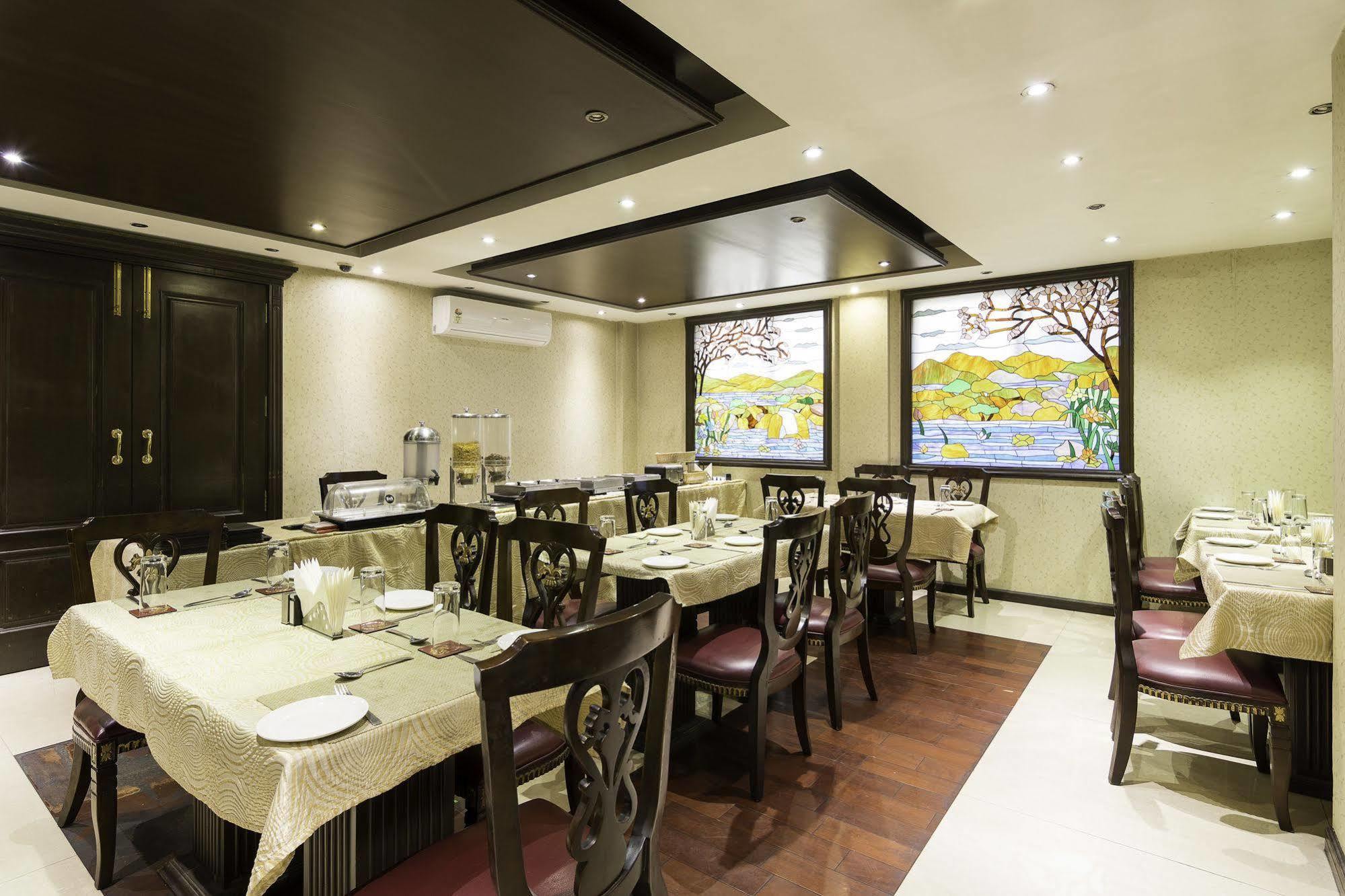 Hotel Treebo Tryst Royce New Friends Colony à New Delhi Extérieur photo