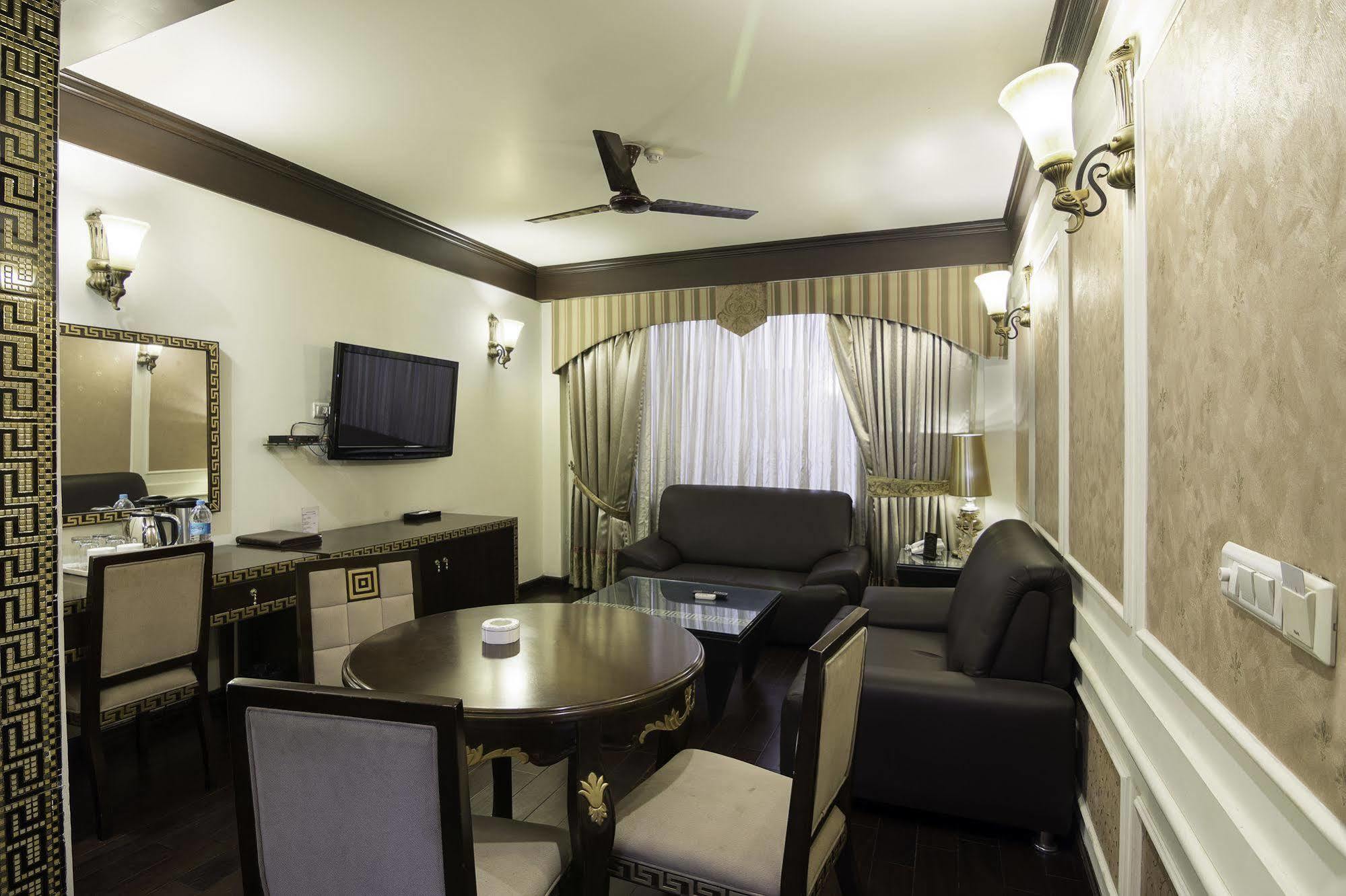 Hotel Treebo Tryst Royce New Friends Colony à New Delhi Extérieur photo