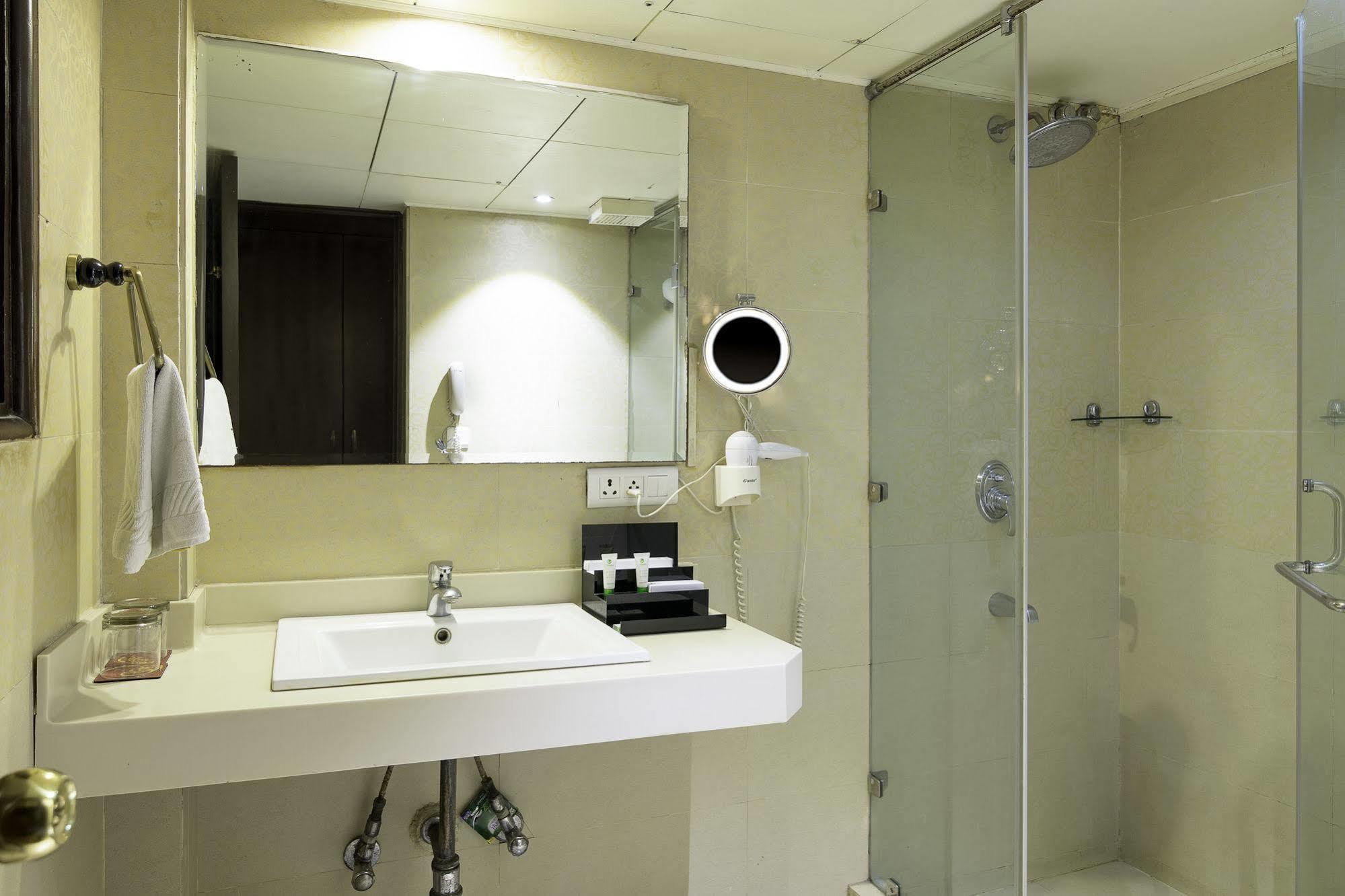 Hotel Treebo Tryst Royce New Friends Colony à New Delhi Extérieur photo