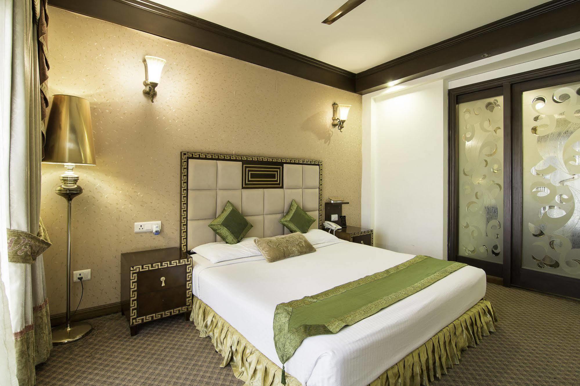 Hotel Treebo Tryst Royce New Friends Colony à New Delhi Extérieur photo