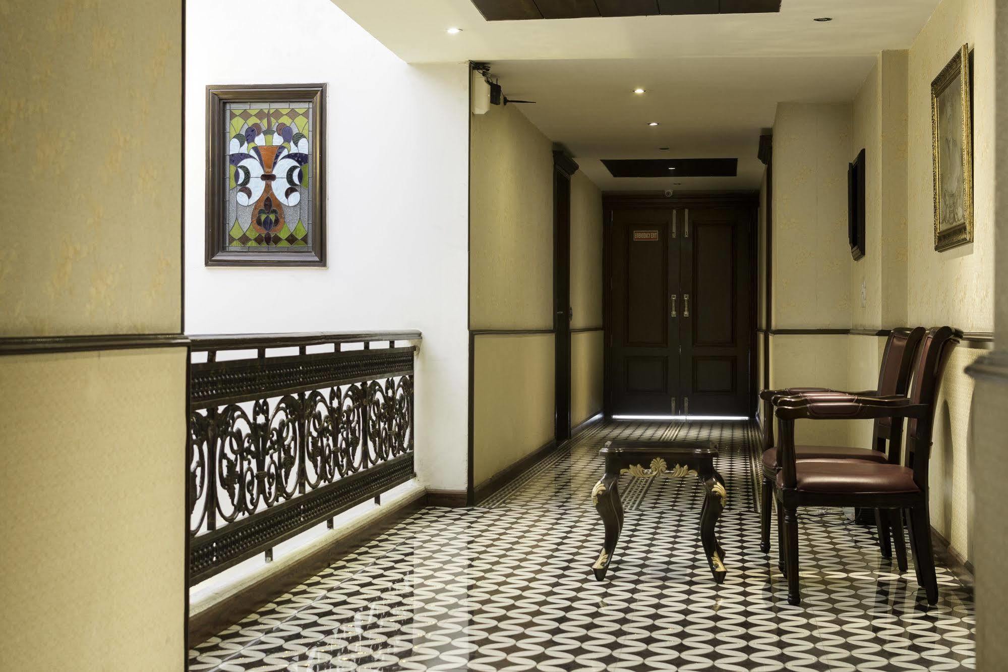 Hotel Treebo Tryst Royce New Friends Colony à New Delhi Extérieur photo